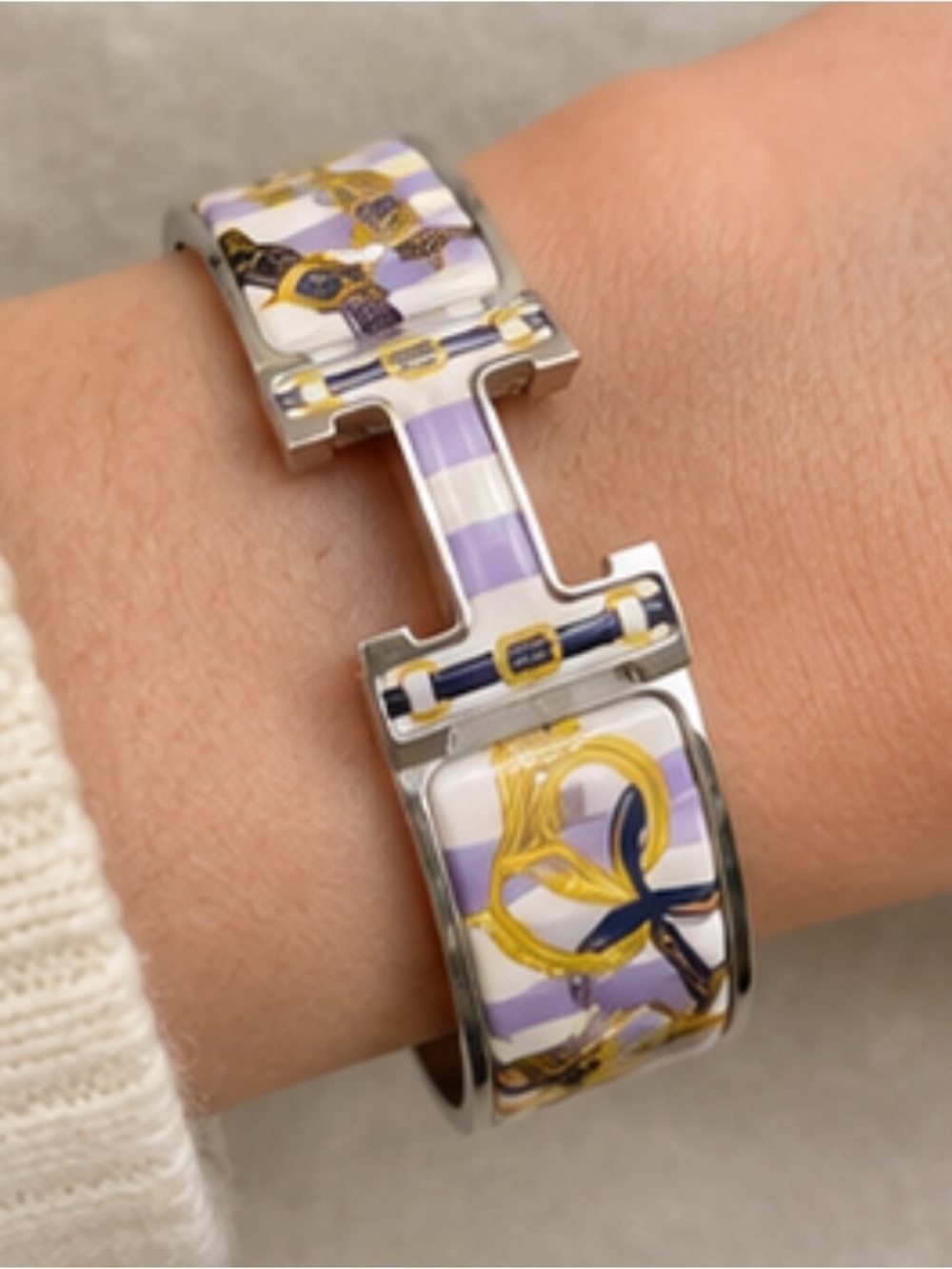 Hermès Lavender and White Clic Clac H Enamel Bracelet with Gold Accents - Picture 2 of 5